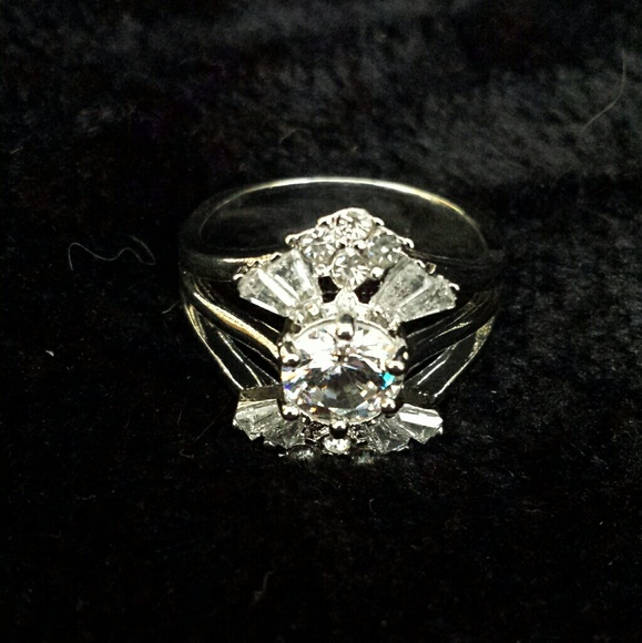 Size 8 silver ring with clear stones - Picture 3 of 4